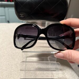 CHANEL Elegant Black Sunglasses